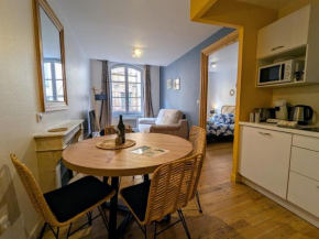 Charmant 2 pièces au pied de la cathédrale, lumineux et tout inclus, idéalement situé en centre-ville. - FR-1-582-379